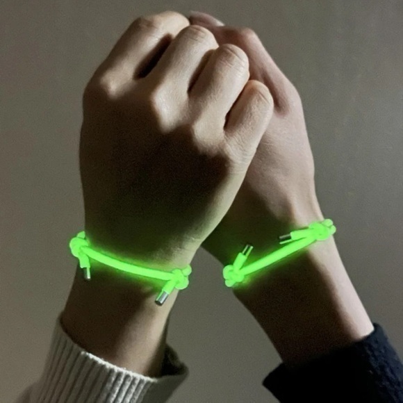 2 pcs Couple Glow In The Dark Bracelet Set Adjustable Luminous Stretch - Picture 1 of 8